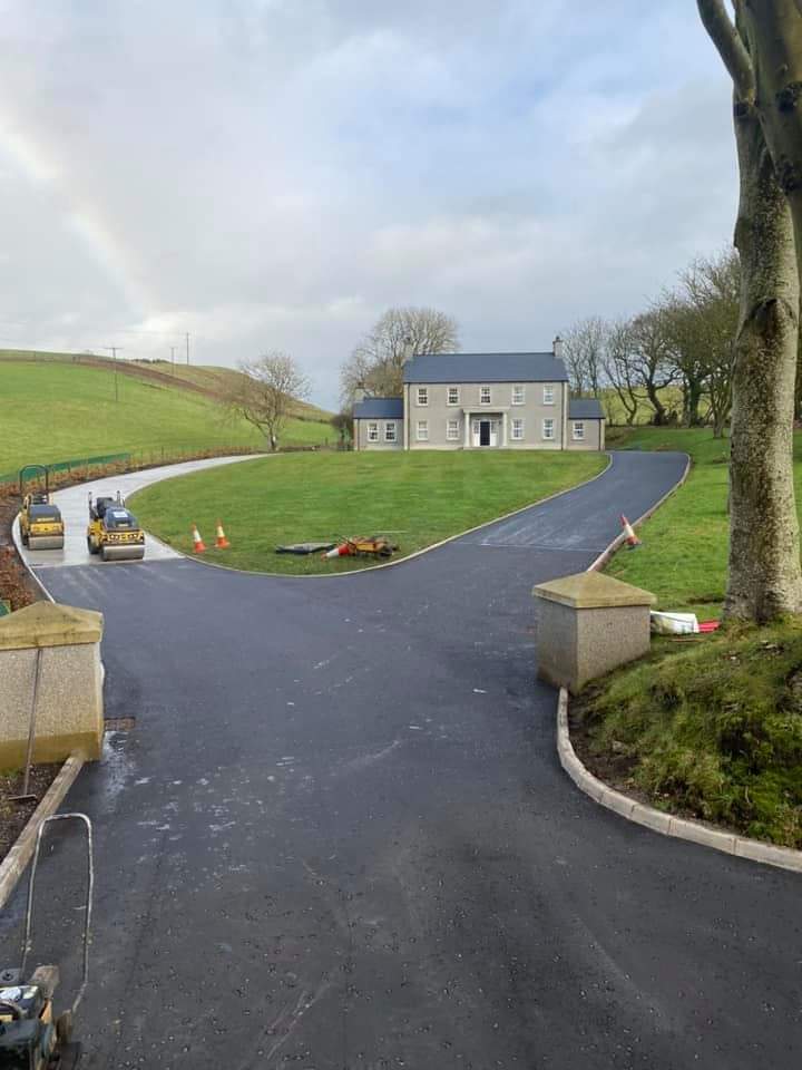 Tarmacadam driveway with paved border in Dublin